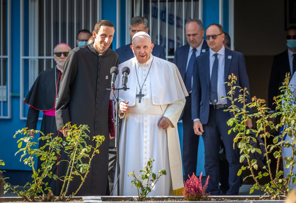 Pápež František pred káblovým a bezdrôtovým mikrofónom počas príhovoru na Slovensku