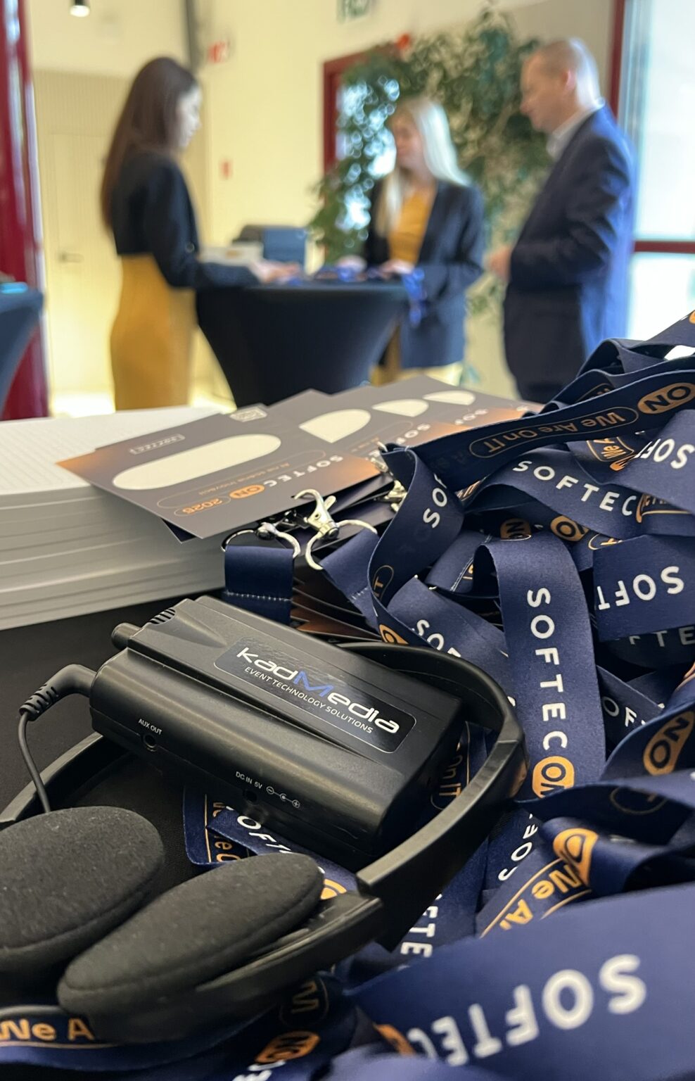 Tlmočnícky prijímač a slúchadlá Kadmedia pripravené pre účastníkov konferencie